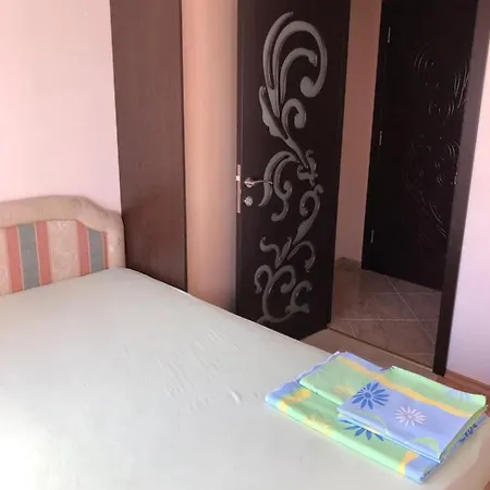 со спальней в апарт-отеле Bahami-residens Apartment *